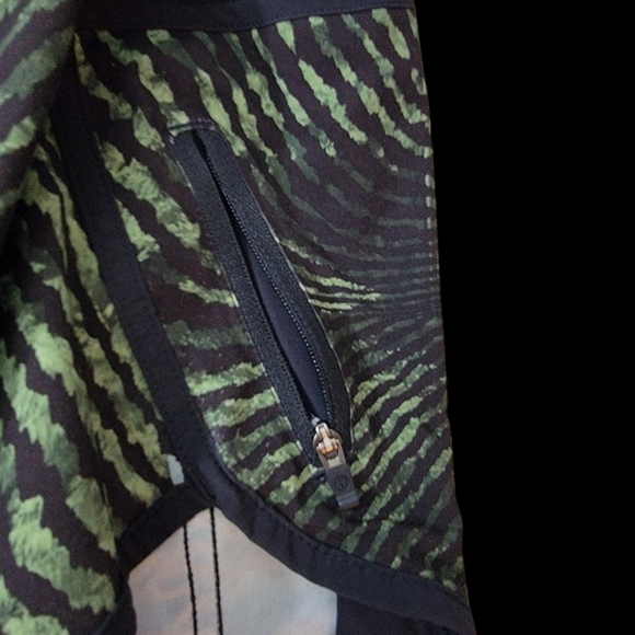 Lululemon's woman's size 8 with side pocket and 2 way stretch. - Picture 8 of 9